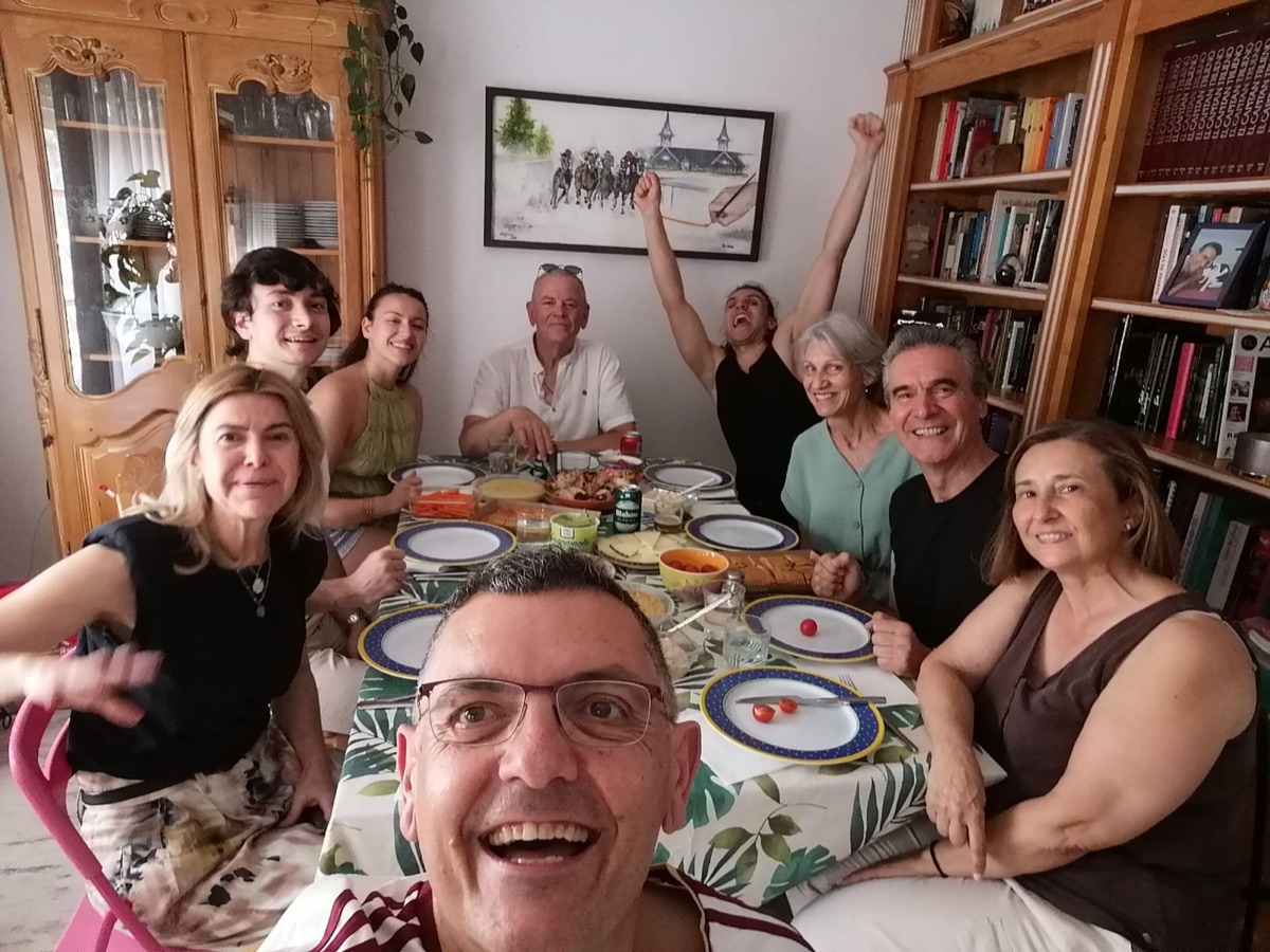 Alumnos de la segunda promoción reunidos alrededor de una mesa
